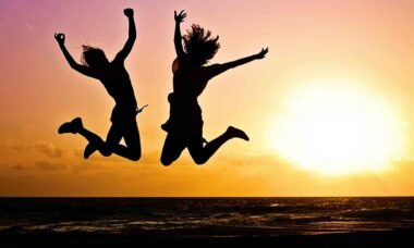 Menstruação e calor: o ciclo pode atrasar? E como fica o absorvente na água? Foto: Pexels