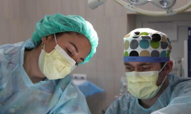 Transplante capilar pode ser realizado em mulheres? Entenda o procedimento