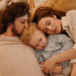 Alerta aos pais: por que recém-nascidos NUNCA devem dormir na mesma cama que você