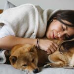 Dormir com animais pode melhorar sono de crianças e adolescentes, diz pesquisa. Foto: pexels