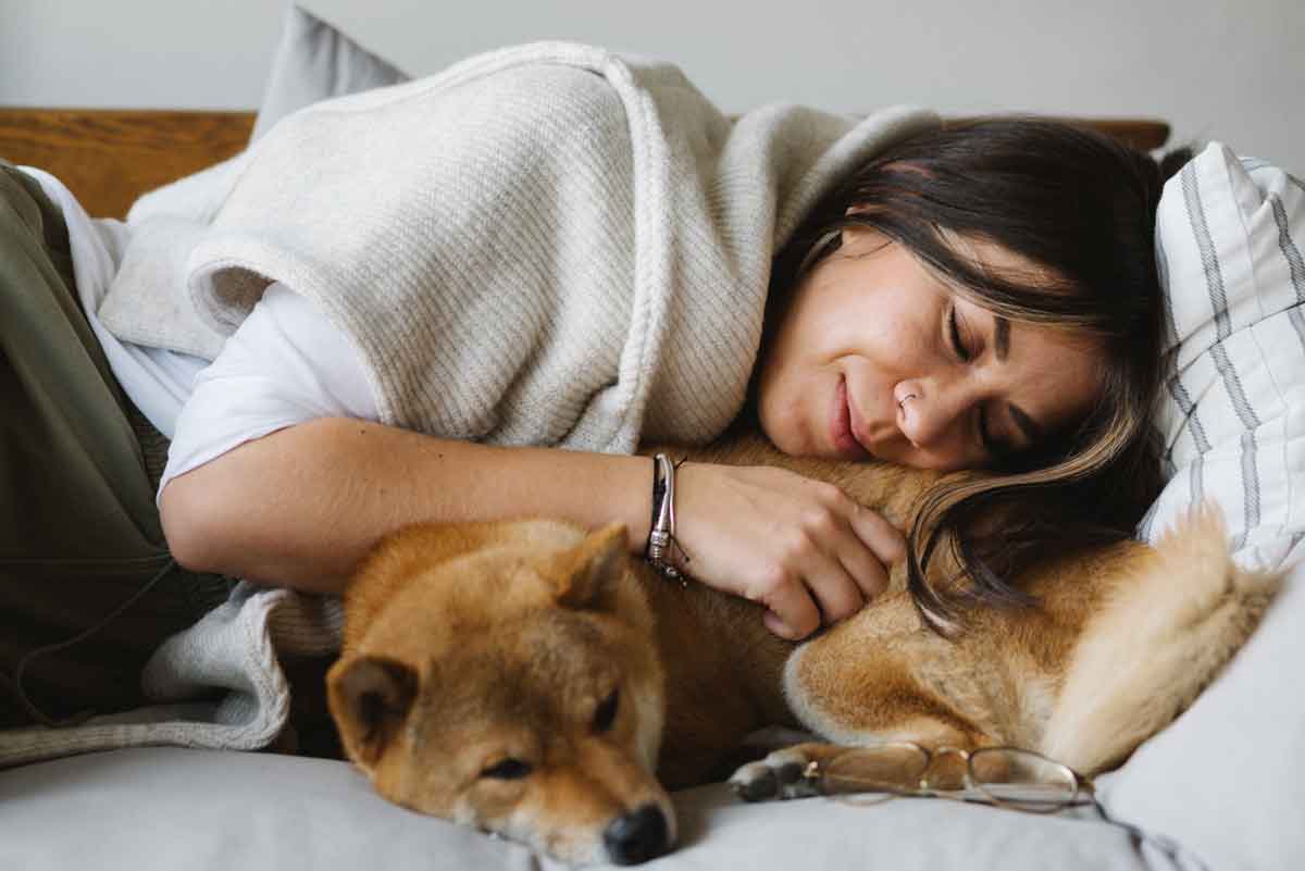 Dormir com animais pode melhorar sono de crianças e adolescentes, diz pesquisa. Foto: pexels