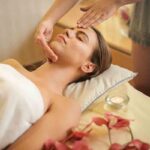 Massagem linfática facial pode desinchar e melhorar aparência; aprenda a fazer