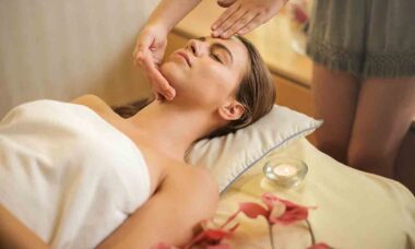 Massagem linfática facial pode desinchar e melhorar aparência; aprenda a fazer