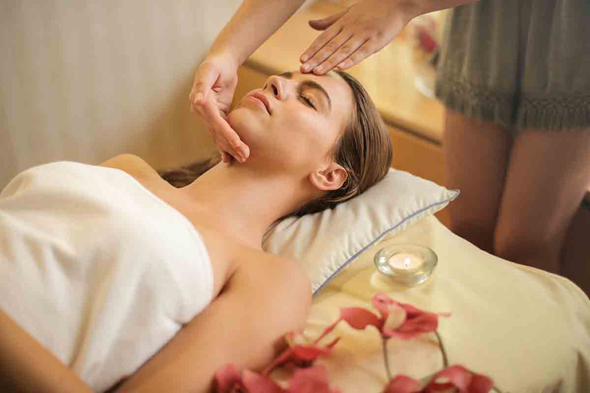 Massagem linfática facial pode desinchar e melhorar aparência; aprenda a fazer