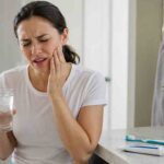 Dentes sensíveis podem ser sinal de alerta para a saúde bucal; saiba como aliviar a dor e evitar o problema. Ilustração: Condutta.com