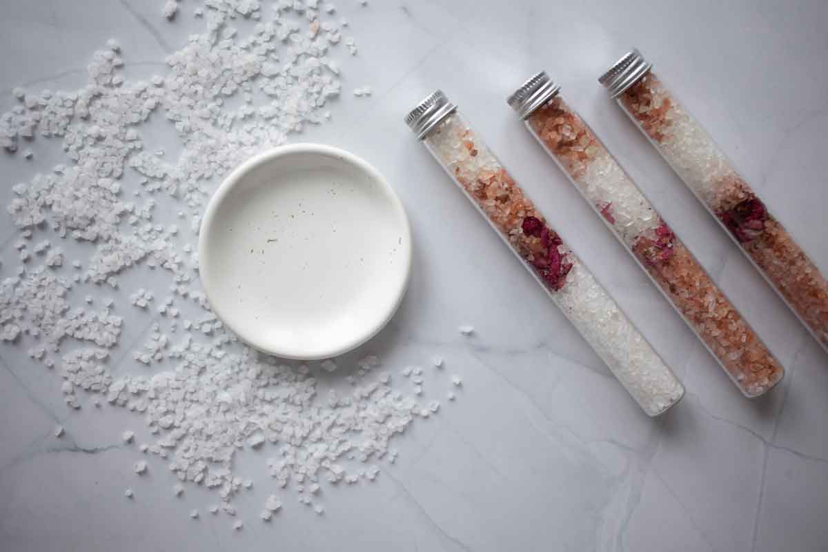 Bagno di sale grosso: come prepararlo, benefici e precauzioni. Foto: Pexels