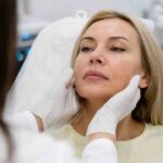 Lifting facial: entenda como funciona a cirurgia que pode suavizar sinais do envelhecimento. Ilustração gerada por IA / Condutta.com