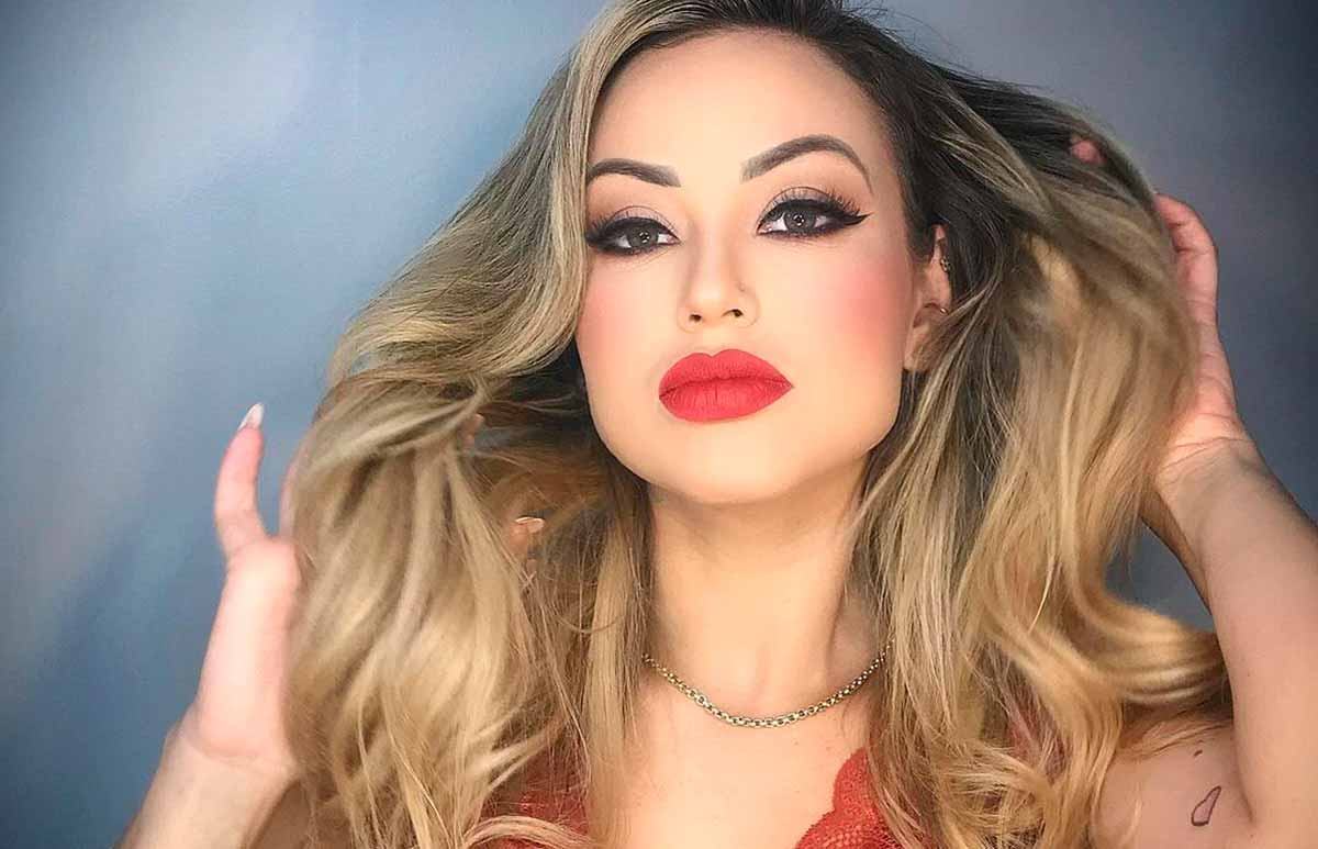 Juliana Cabral Ferreira, 38 år, kendt som 'Jú Ferreira', digital influencer, døde denne søndag (17) på João Paulo II-hospitalet i Porto Velho, efter at være blevet fundet bevidstløs i sit hjem.