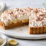 Receita de torta banoffee sem lactose e sem glúten para sobremesa especial. Ilustração: Condutta.com