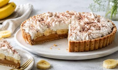 Receita de torta banoffee sem lactose e sem glúten para sobremesa especial. Ilustração: Condutta.com